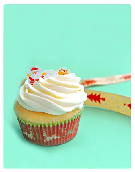Christmas Cupcake on green background. close up. — Stock Photo, Image
