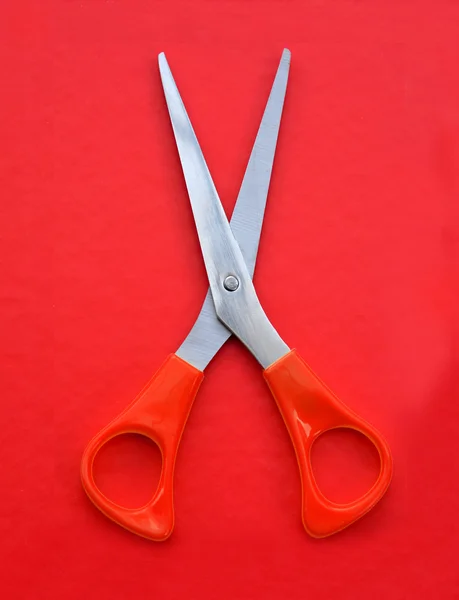 Červené nůžky na červeném pozadí — Stock fotografie