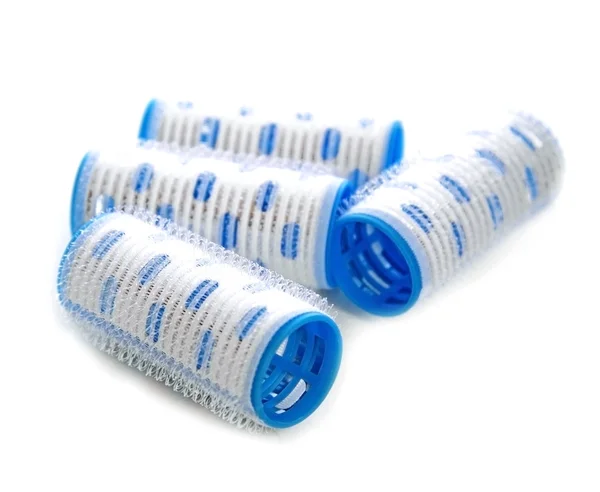 Boucles bleues rouleau de cheveux sur fond blanc (mise au point sélective ) — Photo