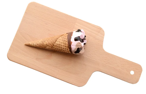 Cone de sorvete de chocolate isolado no fundo branco (caminho de recorte ) — Fotografia de Stock