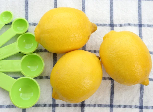Лимон с ложками. — стоковое фото