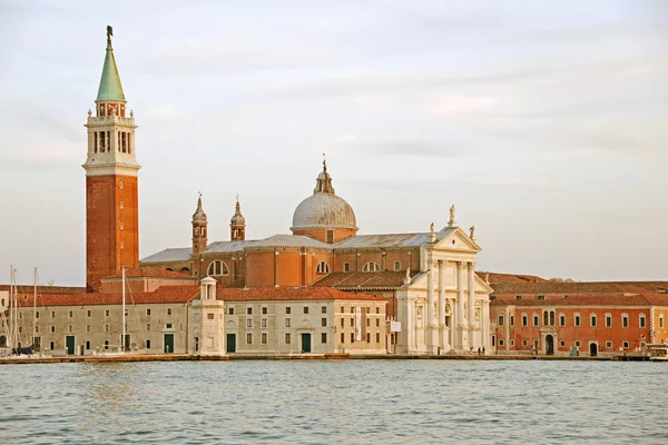 在威尼斯泻湖圣乔治修道院与教堂 — 图库照片