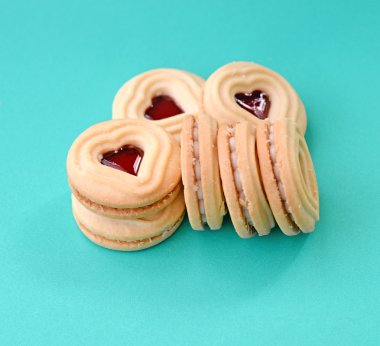 Frambuaz sos ile dolu kalp şekli tanımlama bilgileri.