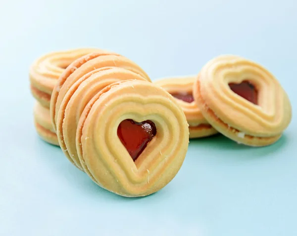 Galletas con forma de corazón ventana de mermelada de frambuesa, primer plano —  Fotos de Stock