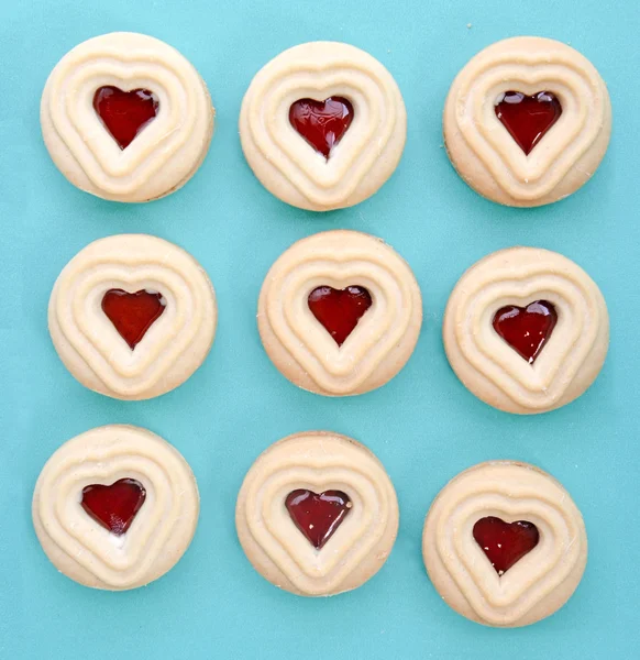 Hart vorm cookies gevuld met framboos saus. — Stockfoto