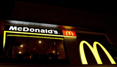 Bangkok, Tayland - 17 Ocak 2016: A Mcdonald's Restoran gece. McDonald's dünyanın en büyük fast food restoran zinciri 119 ülkede fazla 35.000 çıkışları ile olduğunu.