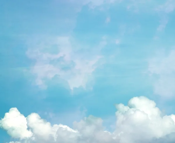 Vita moln i blå himmel — Stockfoto