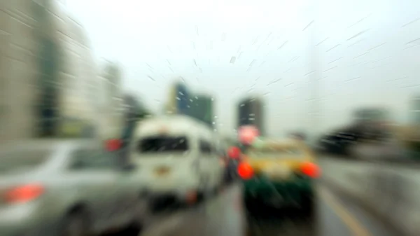 速度的交通与外面下雨 — 图库照片