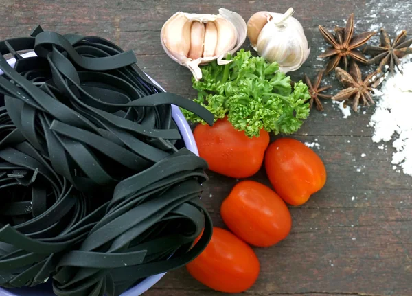 Ingredientes para massas: esparguete, legumes e especiarias — Fotografia de Stock