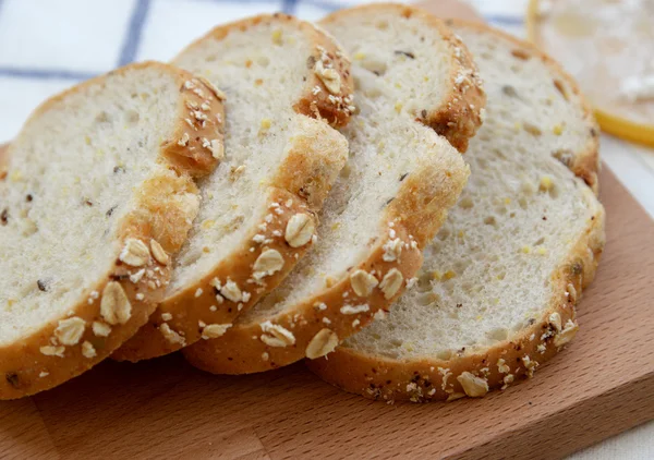 Pão de trigo inteiro cortado em fatias — Fotografia de Stock