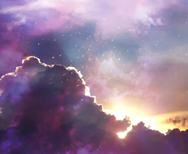 Вечернее яркое небо с сияющими звездами — стоковое фото