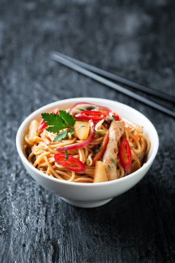 Sebze, tavuk ve ananas tatlı ve ekşi soslu erişte