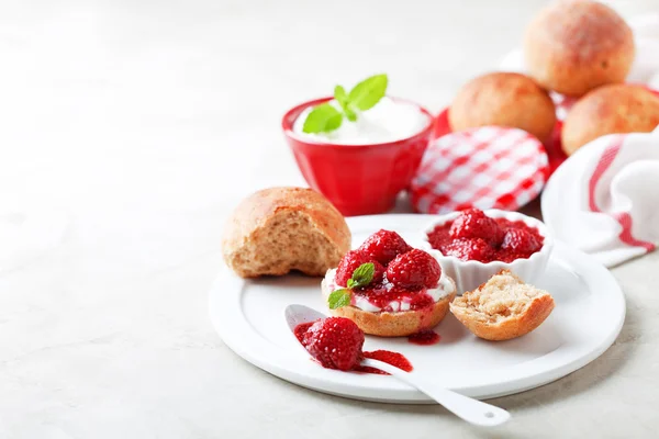 Wholegrain buns and strawberry jam — Stock Photo, Image