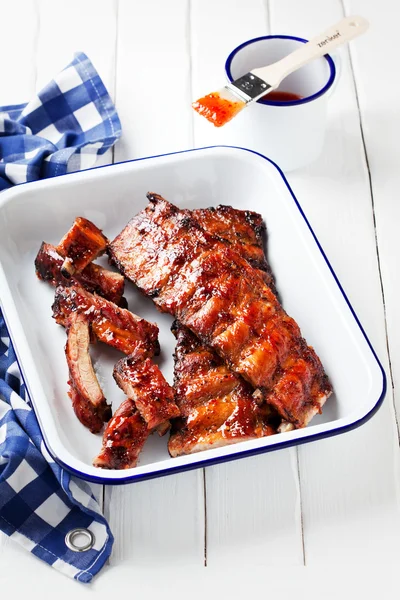 Barbecued glazed pork ribs