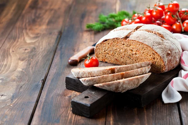 Homemade bread with sundried tomatoes — Stock Photo, Image