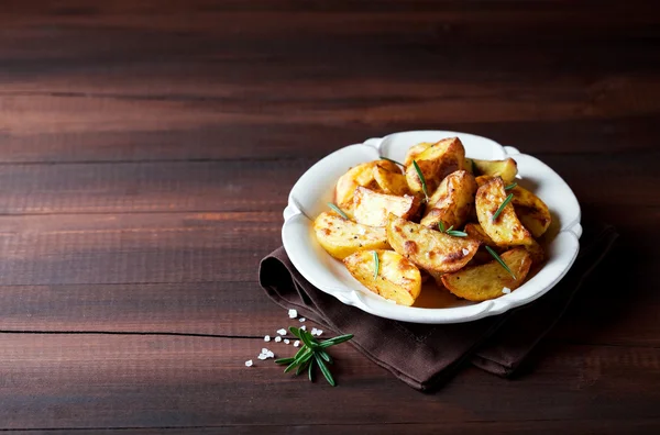 Cuñas de patata asada con romero —  Fotos de Stock