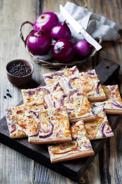 Tarte flambee con cebolla morada —  Fotos de Stock