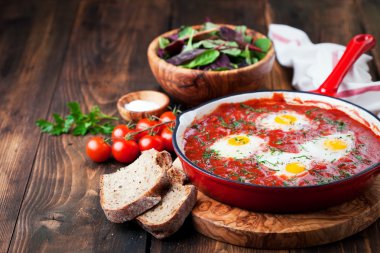 Domates ve yumurta dökme demir tavada Shakshuka