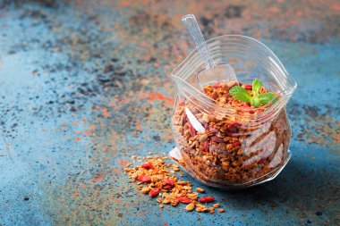 Goji meyveleri, Hindistan cevizi ve kabak çekirdeği kabak ev yapımı granola