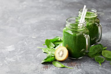 Ispanak, kivi ve chia tohum bir kavanoz kupa ile sağlıklı yeşil smoothie