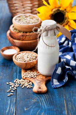 Çiğ vegan ayçiçeği tohumu süt cam şişe