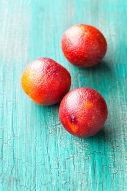 Taze kan portakal camgöbeği ahşap zemin üzerine