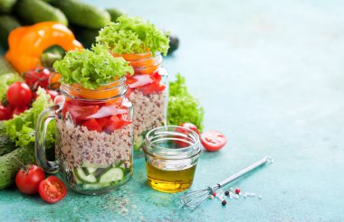 Quinoa ve kavanozların içinde taze sebze salatası