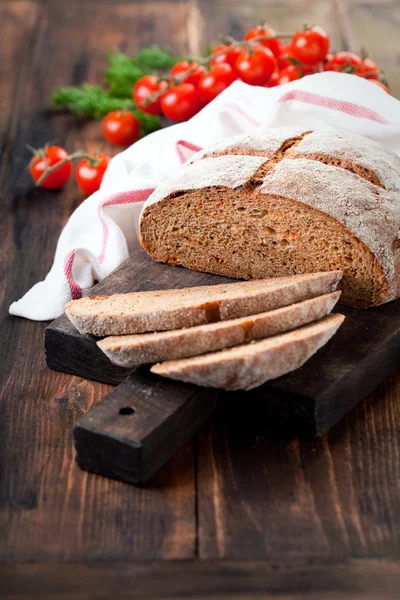 Güneşte kurutulmuş domates ve otlar ile ev yapımı kepekli ekmek — Stok fotoğraf