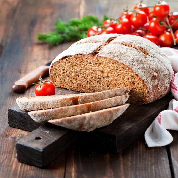 Homemade whole wheat bread with sundried tomatoes and herbs — Stock Photo, Image