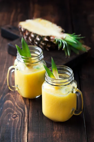 Healthy pineapple smoothie in mason jars — Stock Photo, Image