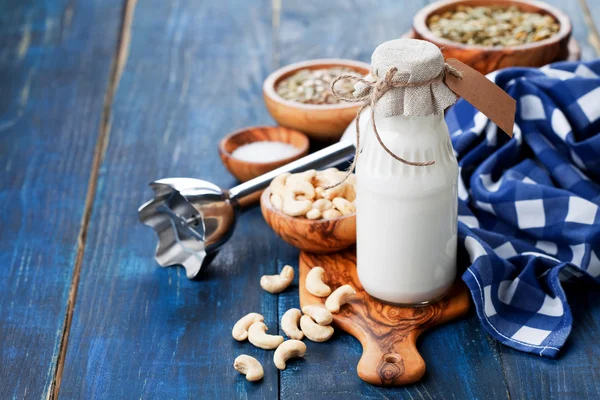Rauwe veganist cashew melk in glazen fles — Stockfoto