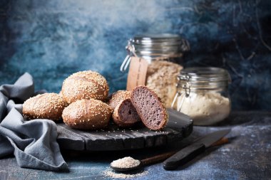 Taze ev yapımı tam tahıl burger buns