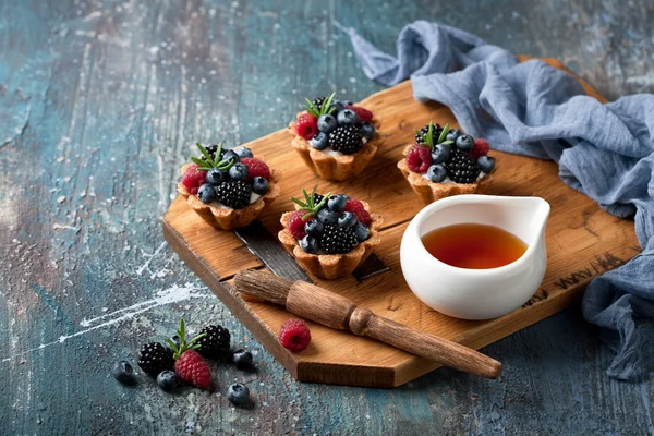 Walnut tartlets with custard and berries — Stock Photo, Image