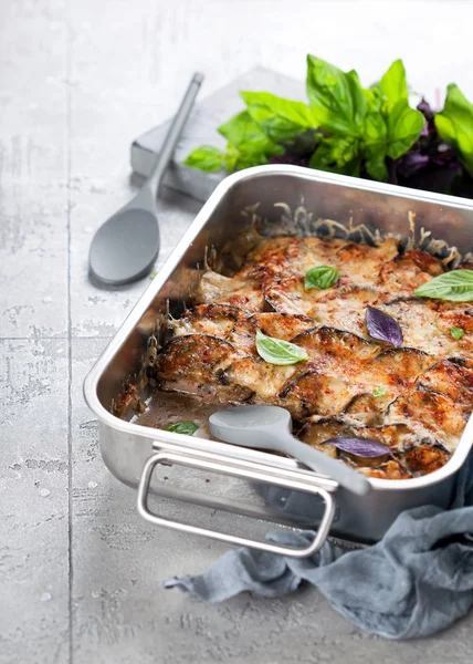 Braadpan met aubergine, vlees en kaas — Stockfoto