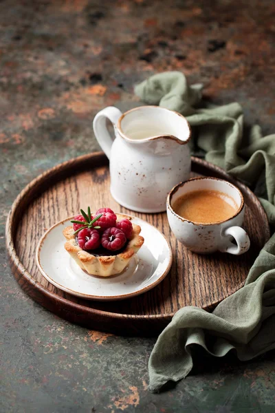 Tartlets with chocolate ganache and raspberries — Stock Photo, Image