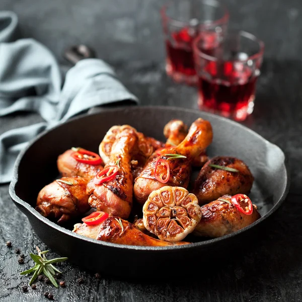 Roasted chicken legs in cast iron skillet — Stock Photo, Image