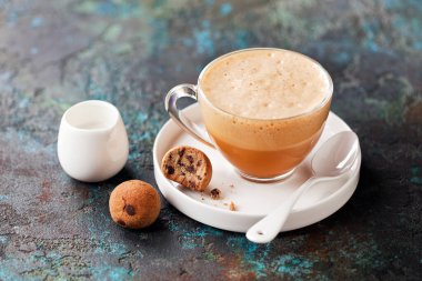 Ev yapımı kaplan fındıklı kurabiyeler ve bir fincan kurşun geçirmez hindiba ya da kahve.