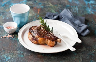 Tabakta ızgara kovboy ya da pirzola, seçici bir odak noktası.