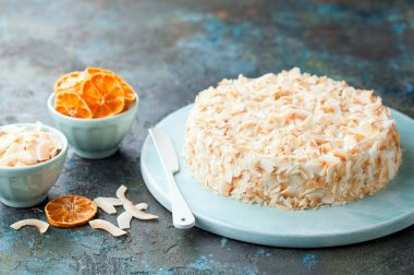 Çiğ havuç, hindistancevizi vejetaryen keki, seçici odaklanma.