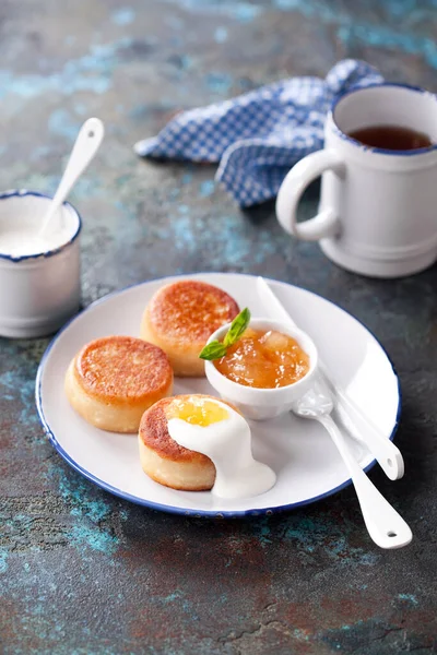 Panquecas Queijo Cottage Com Iogurte Geléia Cítrica Foco Seletivo — Fotografia de Stock