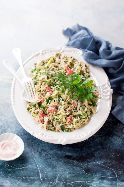 Krabbe Kød Salat Med Avocado Agurk Grønne Løg Dild Plade - Stock-foto