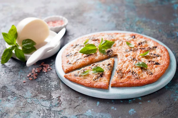 Keto Pizza Carnivora Con Cotenne Maiale Crosta Mozzarella Piatto Legno — Foto Stock