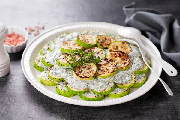 Rodajas Calabacín Parrilla Con Salsa Yogur Coco Eneldo Ajo Enfoque — Foto de Stock