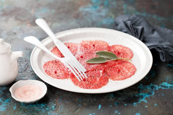 Carpaccio Boeuf Viande Crue Tranchée Sur Une Assiette Mise Point — Photo