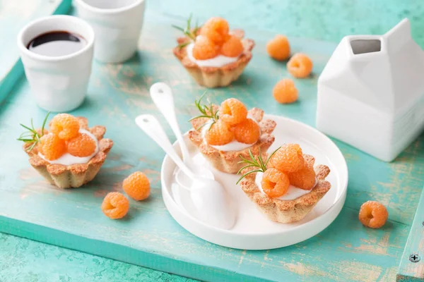 Tartes Farinha Amêndoa Com Creme Framboesas Amarelas Frescas Foco Seletivo — Fotografia de Stock