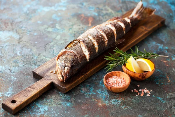 Grilled Whole Humpback Salmon Fish Lemon Wooden Cutting Board Selective — Stock Photo, Image
