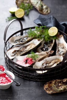 Bir tabakta ahududu sirkesiyle istiridye ve arpacık soğanı, seçici odaklanma