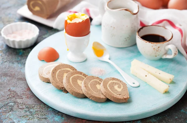 キト肉食の食事の朝食 柔らかくゆで卵 バターと肝ロールプレート 木製のプレート上のヤギチーズとコーヒー 選択的な焦点 ストック画像