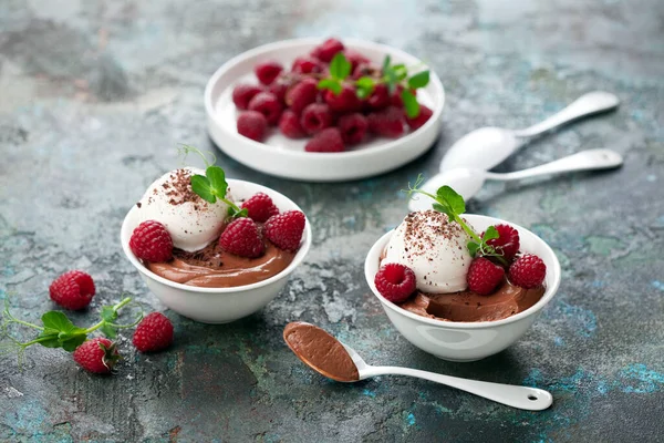 Шоколадный Десерт Мусса Ванильным Мороженым Свежей Малиной Белых Мисках Избирательный — стоковое фото