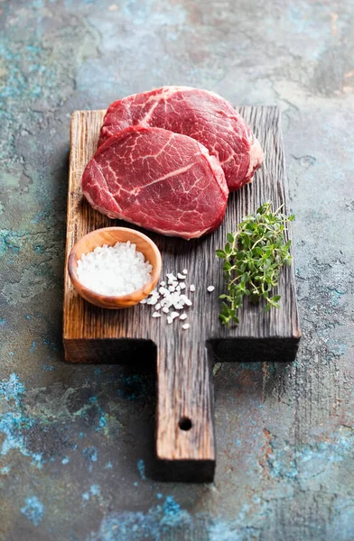 Carne Vită Proaspătă Brută Două Fripturi Carne Sare Mare Cimbru — Fotografie, imagine de stoc